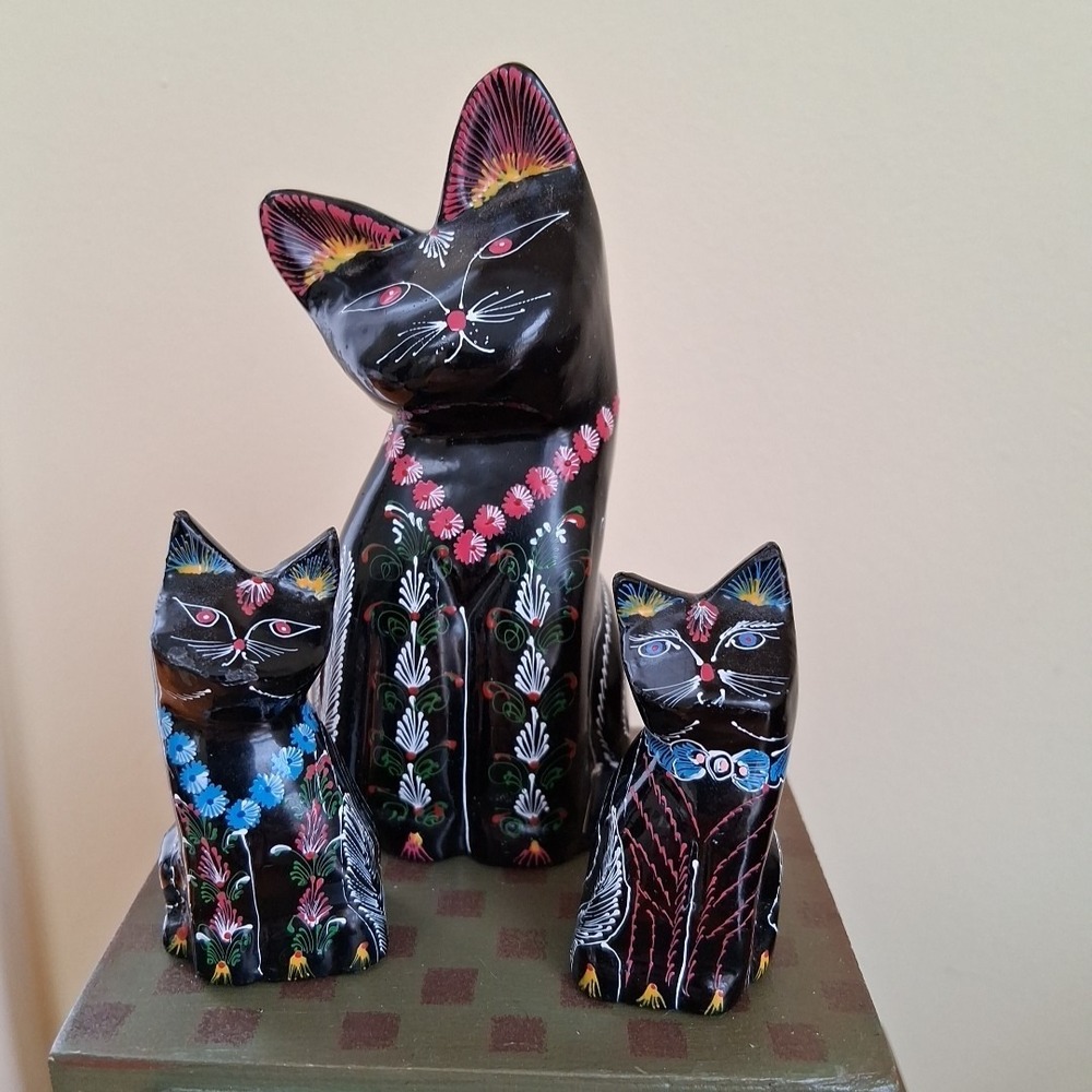 Set Of 3 Wood Carved Handpainted Cats.  Vintage. Thailand.